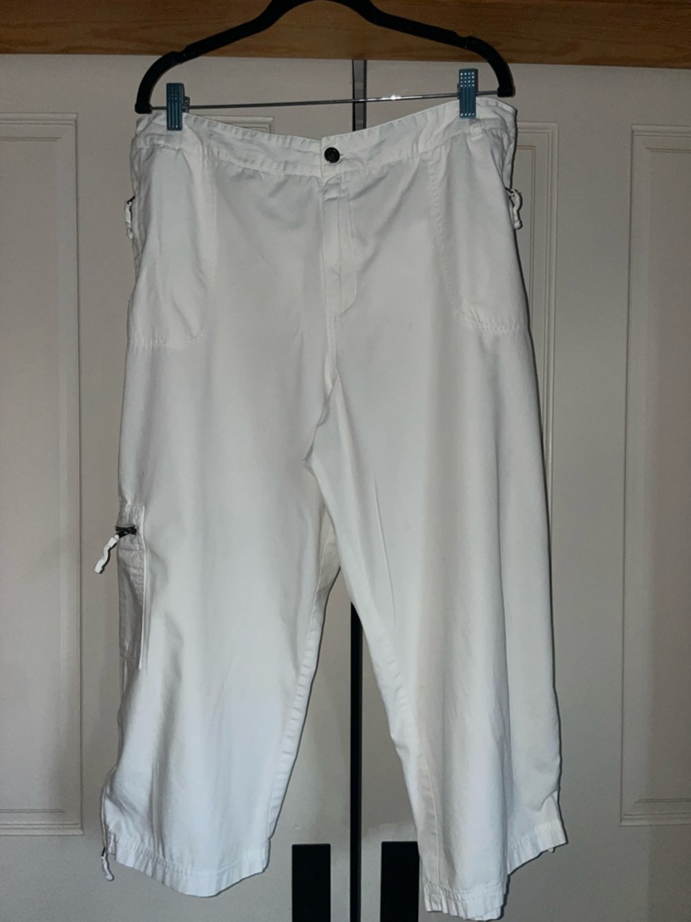 Women's White Cargo Capris - Lightweight Casual Capri Pants